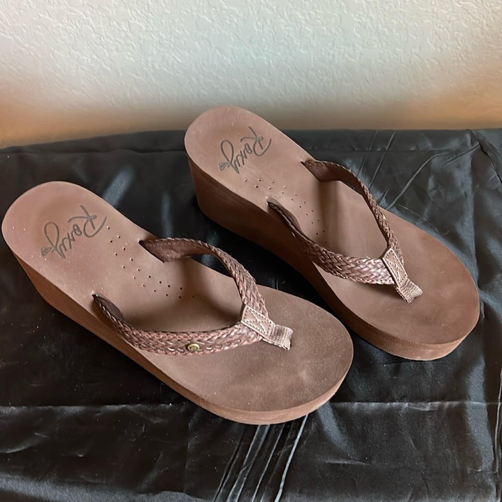 Roxy platform wedge thong, sandal, chocolate, size 7